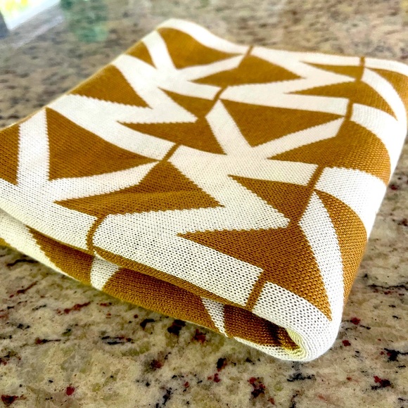 NWOT Michael Kors Unisex Infinity Scarf in Tan & Cream - Picture 8 of 8